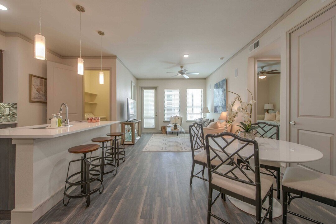 1800 St Joseph Pkwy in Houston, TX - Building Photo