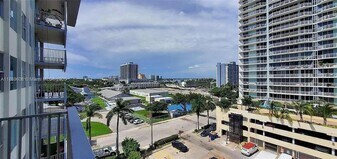 7545 E Treasure Dr in North Bay Village, FL - Building Photo