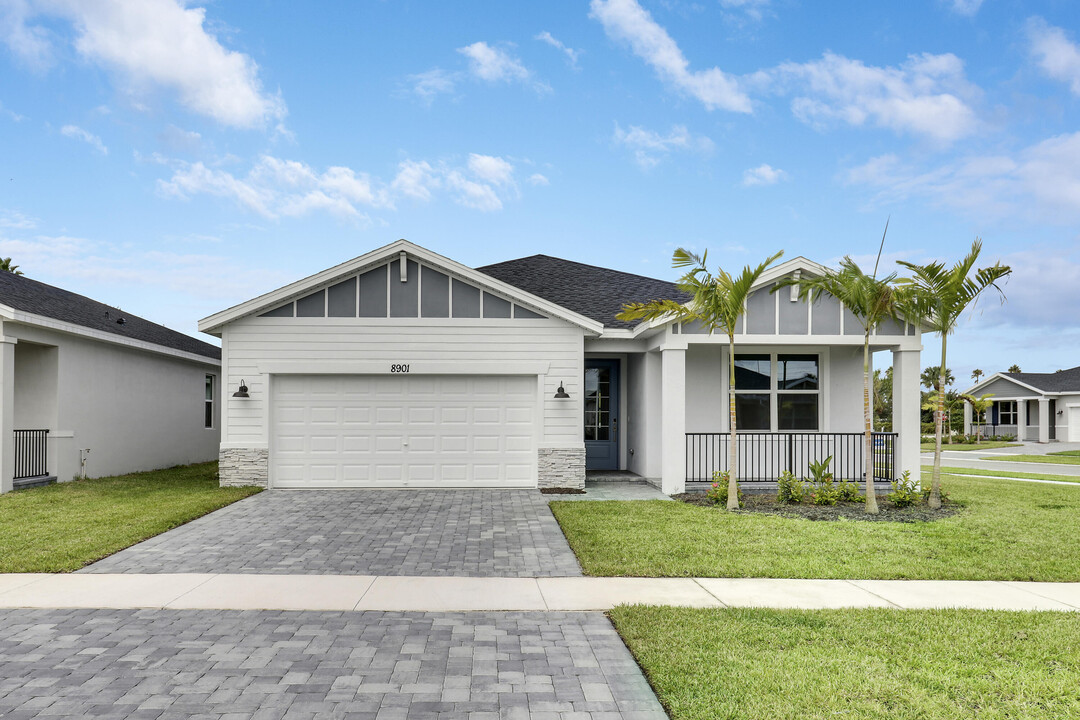 8901 Dahlia Cir in Port St. Lucie, FL - Foto de edificio