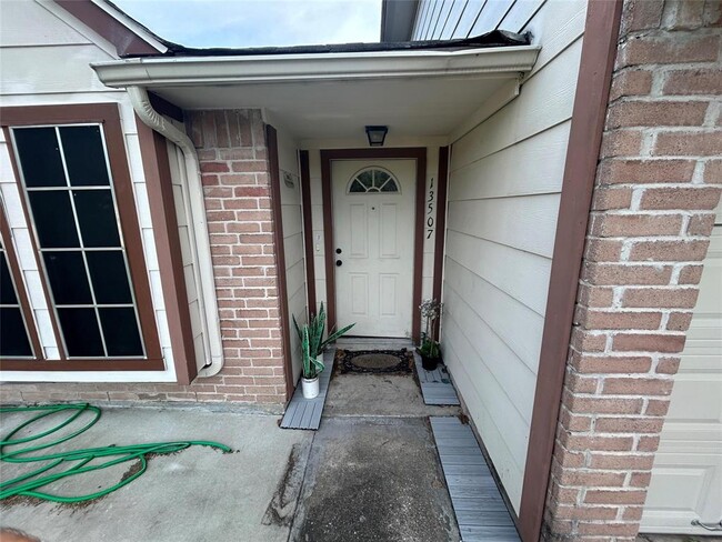 13507 White Cliff Dr in Houston, TX - Building Photo - Building Photo