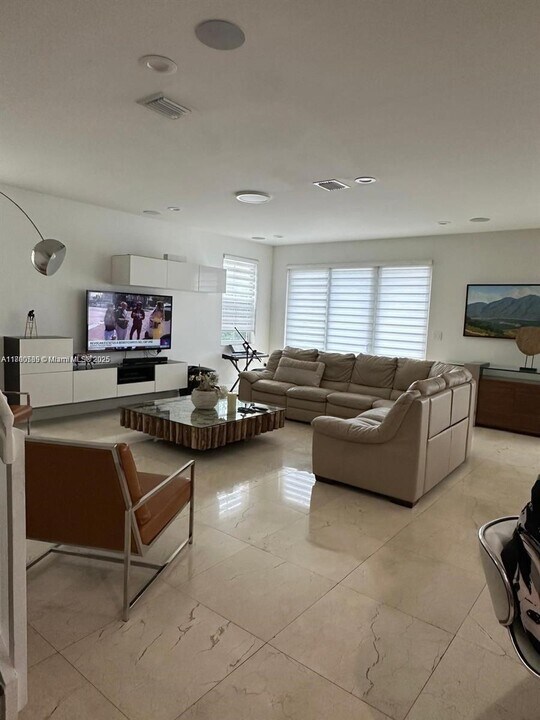 10423 NW 70th Ln in Doral, FL - Building Photo