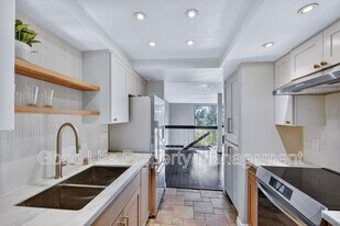 2564 Navarra Dr in Carlsbad, CA - Building Photo