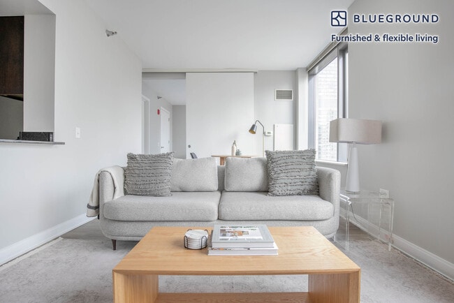 210 N Wells St in Chicago, IL - Building Photo - Building Photo