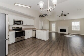 7409 E Winchester Dr in Nashville, TN - Foto de edificio - Building Photo