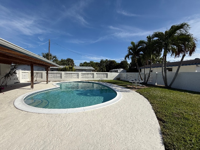 1642 NE South St in Jensen Beach, FL - Building Photo - Building Photo