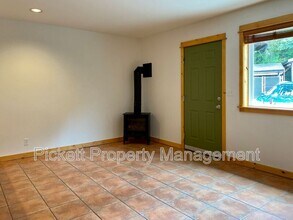 4673 NW Walgren Dr in Silverdale, WA - Building Photo - Building Photo