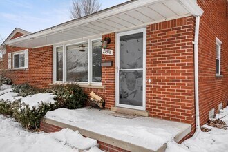 27576 MacKenzie Dr in Westland, MI - Building Photo - Building Photo