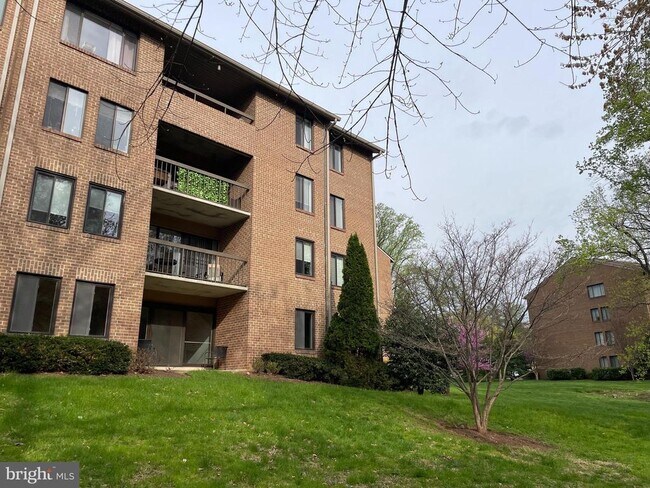 5817 Edson Ln in Rockville, MD - Building Photo - Building Photo