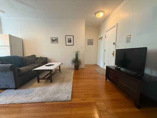 36 Winchester St, Unit 7 in Brookline, MA - Building Photo - Building Photo