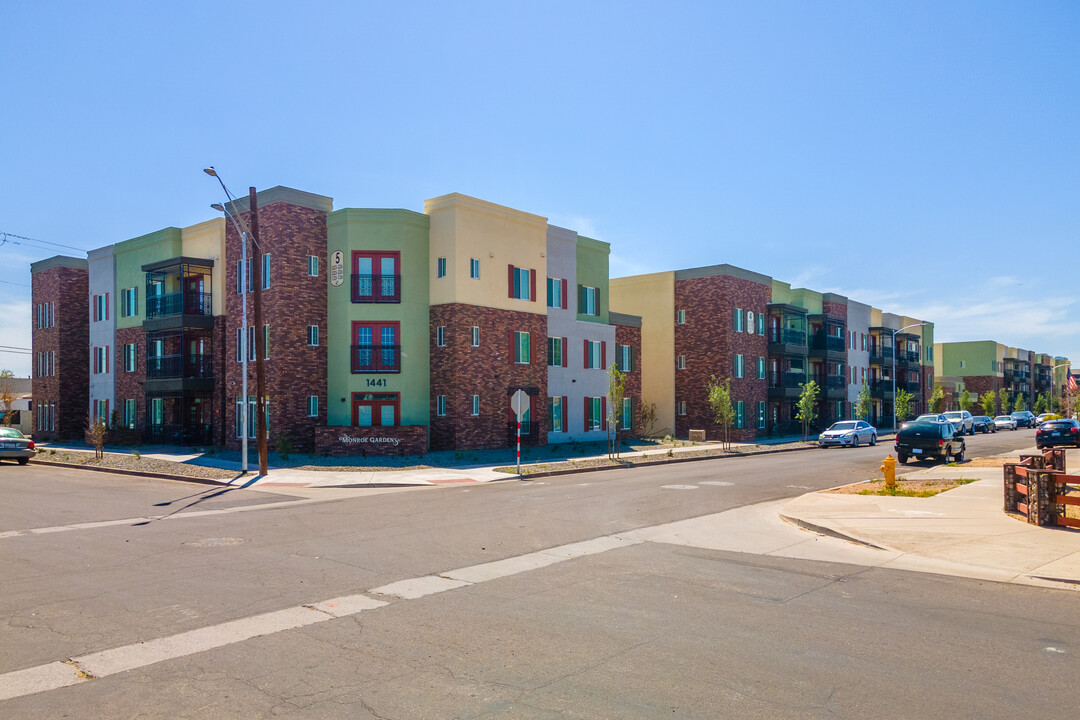 Monroe Gardens in Phoenix, AZ - Foto de edificio