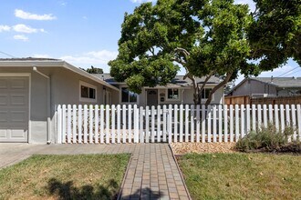 2512 Macmillan St in Napa, CA - Building Photo - Building Photo