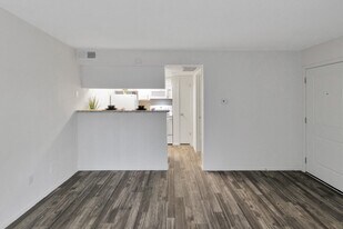 Canyon Creek in Dallas, TX - Building Photo