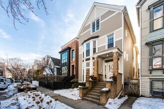 1325 W Wolfram St in Chicago, IL - Building Photo - Building Photo