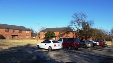 Pine Maple Apartments in Duncan, OK - Building Photo - Building Photo