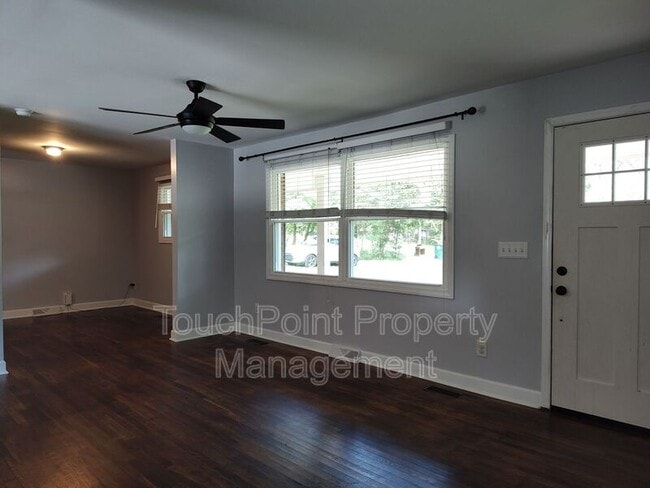 303 Cedarwood Ln in Matthews, NC - Foto de edificio - Building Photo
