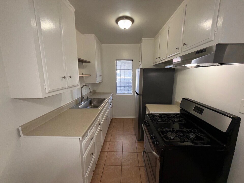 1114 W 18th St in Los Angeles, CA - Building Photo