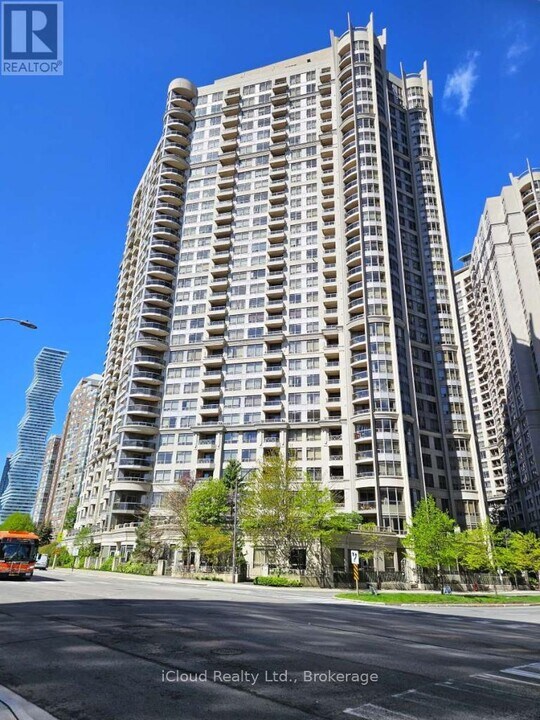 3880 Duke of York Blvd in Mississauga, ON - Building Photo