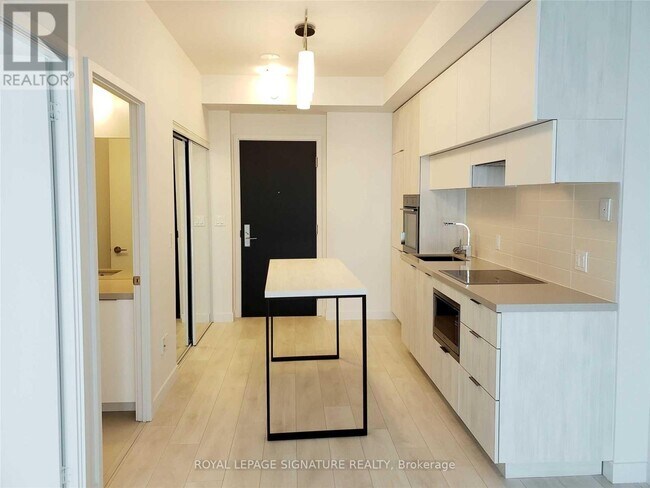 8 Eglinton Ave E in Toronto, ON - Building Photo - Building Photo