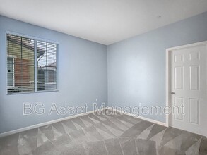 812 Queen Palm Ln in Brentwood, CA - Foto de edificio - Building Photo