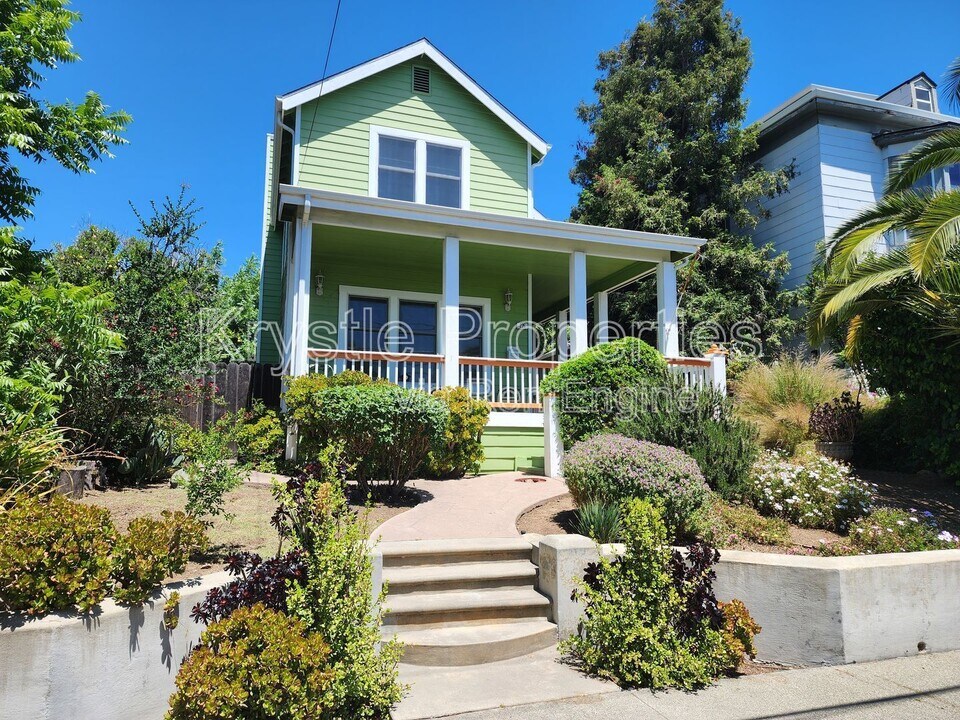 235 W J St in Benicia, CA - Building Photo