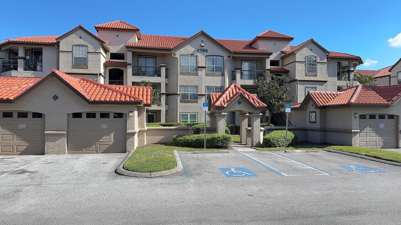 4205 Woodstorks Walk Way in Lutz, FL - Building Photo