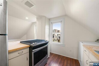 8 Cooper Pl in Weehawken, NJ - Foto de edificio - Building Photo