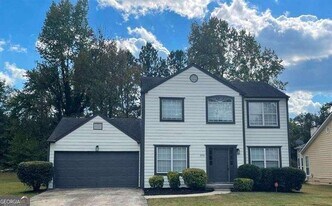 2200 Burdett Ridge Dr in College Park, GA - Building Photo