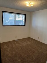 1915 Dawn Ct in Klamath Falls, OR - Foto de edificio - Building Photo