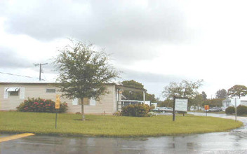 Holiday Plaza Manufactured Home Community in West Palm Beach, FL - Foto de edificio - Building Photo