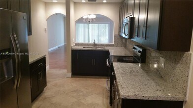 11071 SW 11th Pl in Davie, FL - Building Photo - Building Photo