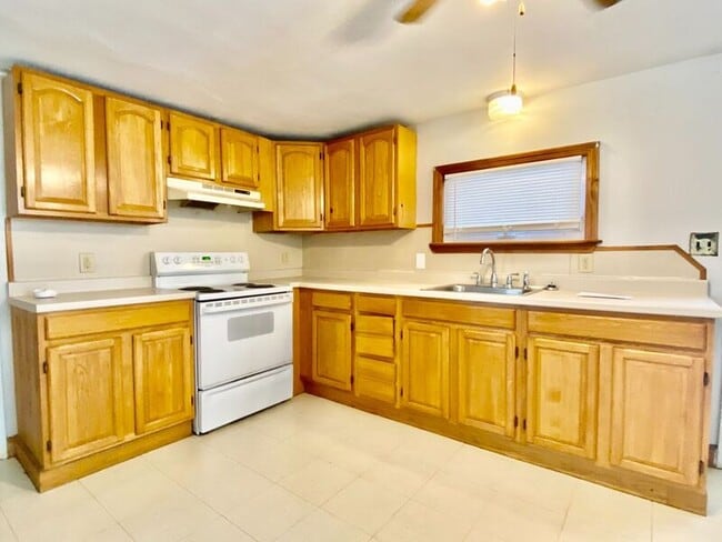 83 Thomas St in Chicopee, MA - Building Photo - Building Photo