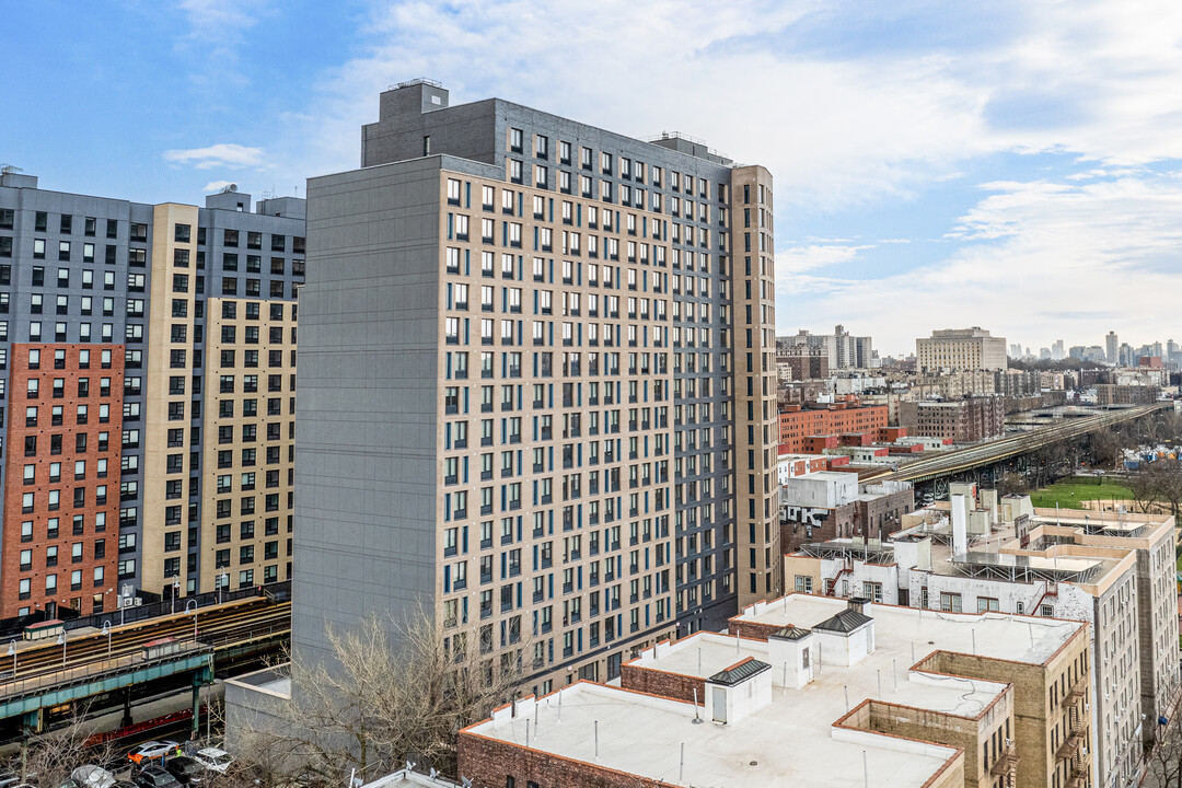 River Crest Apartments in Bronx, NY - Building Photo