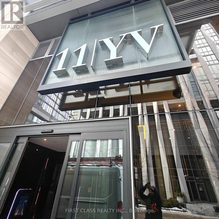 11-1811 Yorkville Ave in Toronto, ON - Building Photo