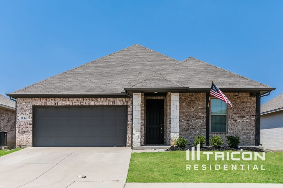 10304 Ft Teran Trl in Crowley, TX - Building Photo