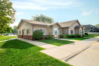 Featherstone Apartments in Council Bluffs, IA - Building Photo - Building Photo