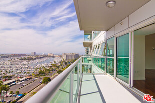 13600 Marina Pointe Dr in Los Angeles, CA - Building Photo