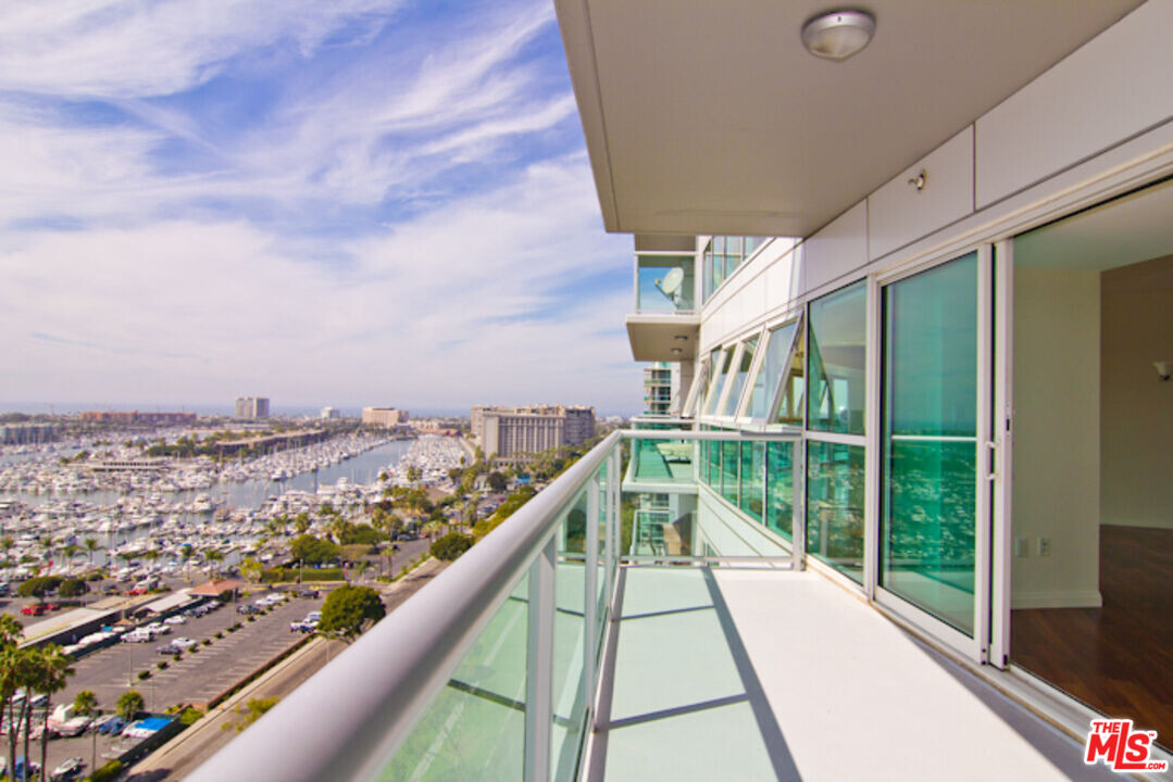 13600 Marina Pointe Dr in Los Angeles, CA - Building Photo