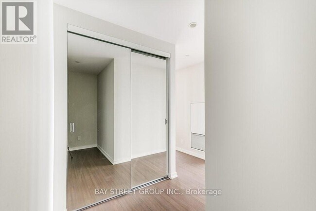 101-2101 Peter St in Toronto, ON - Building Photo - Building Photo