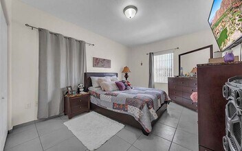 7567 N Augusta Dr in Hialeah, FL - Foto de edificio - Building Photo