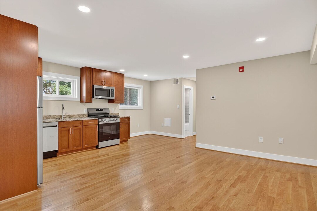 4438 B St SE in Washington, DC - Foto de edificio