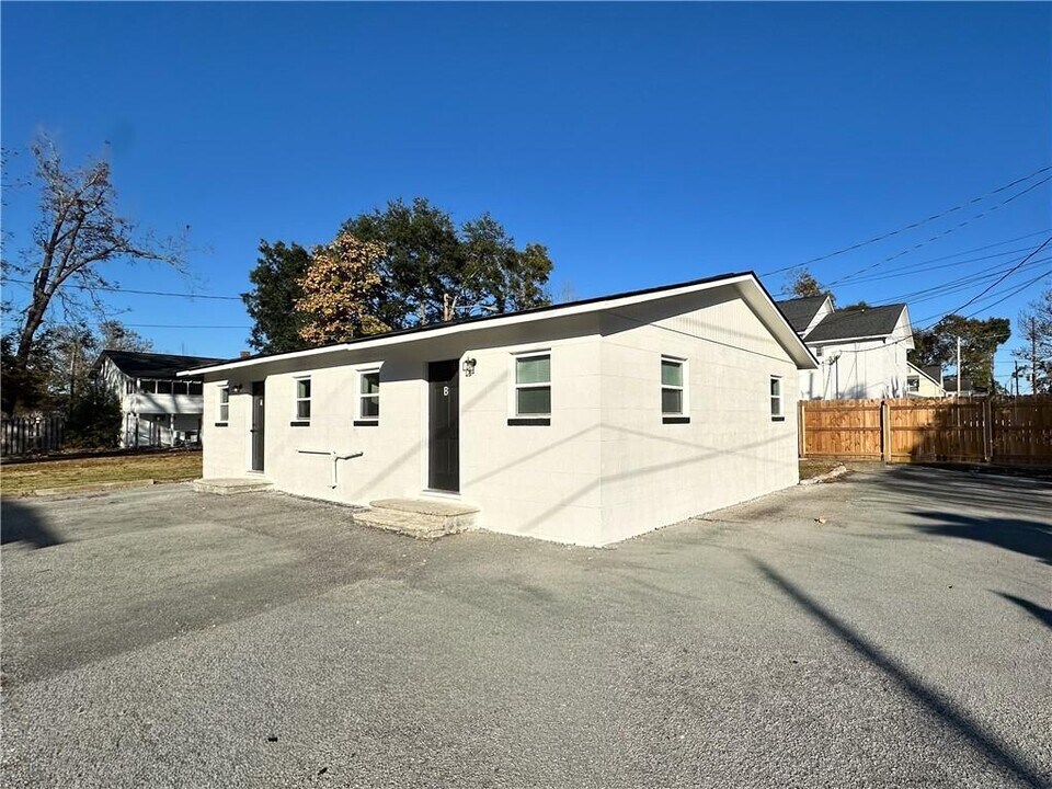 105 W Inman St in Statesboro, GA - Building Photo