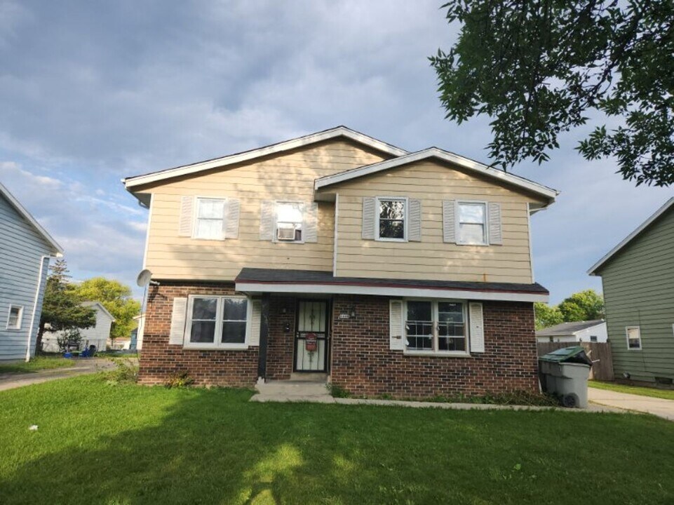 6448-6450 N 106th St in Milwaukee, WI - Foto de edificio