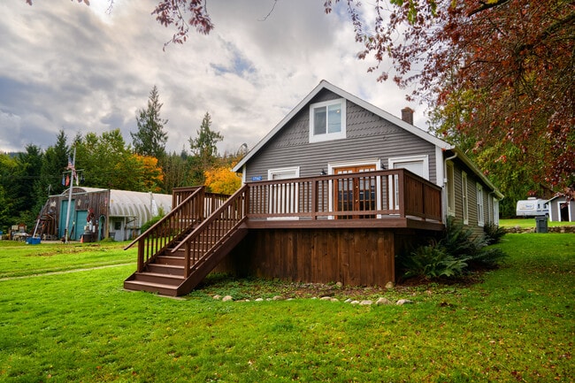 17562 W Big Lake Blvd in Mount Vernon, WA - Building Photo - Building Photo