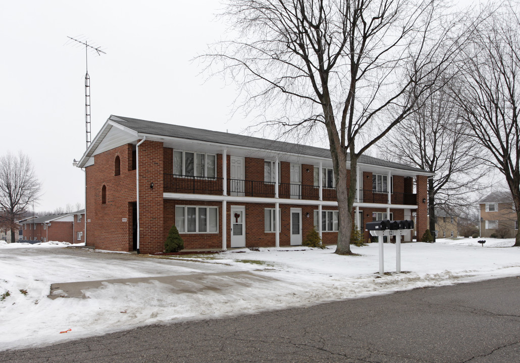 121 Chapel Ridge St in Louisville, OH - Building Photo