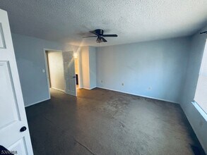 34 Colleen Ct in Kendall Park, NJ - Foto de edificio - Building Photo