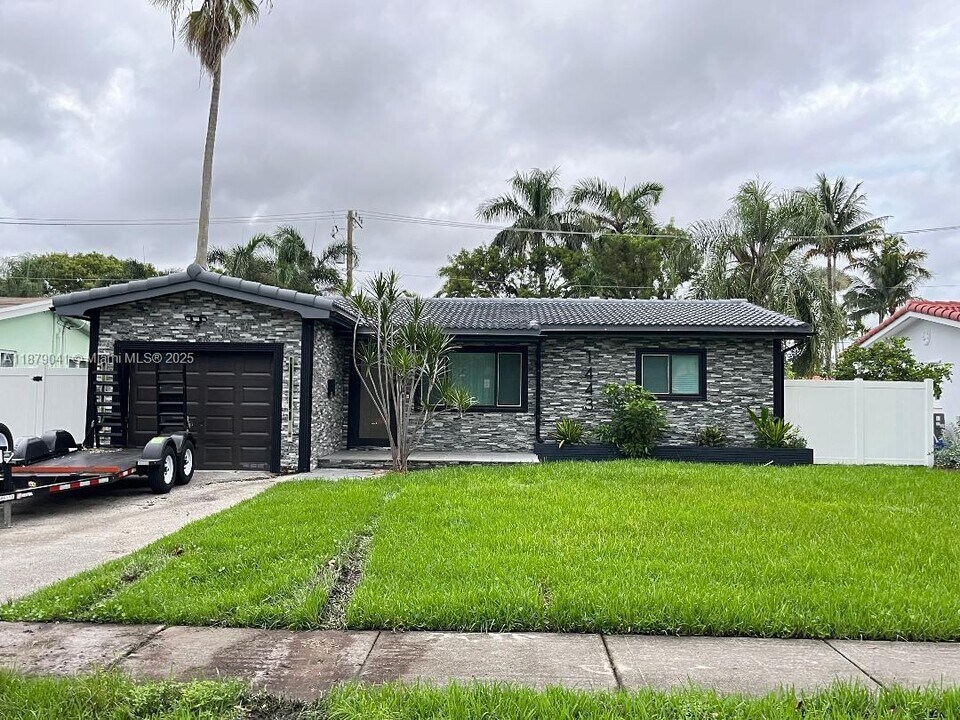 1443 Harding St in Hollywood, FL - Foto de edificio