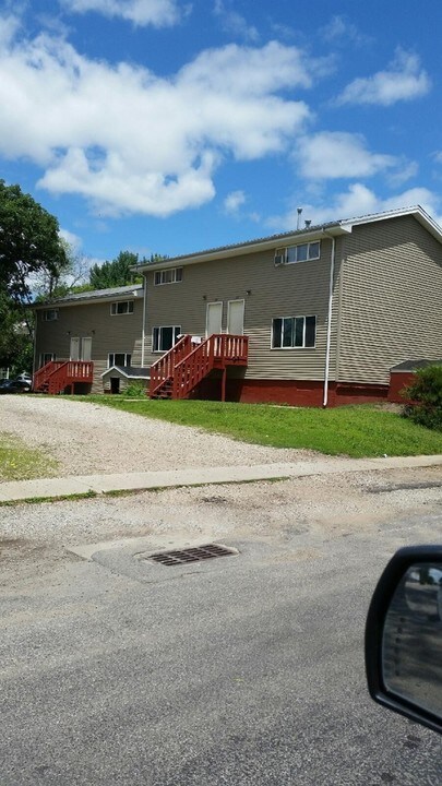 116-122 Saint Albans St in Waterloo, IA - Building Photo