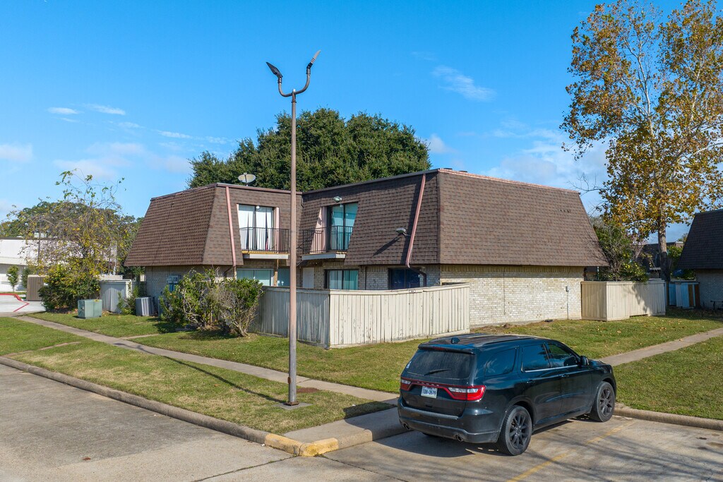 Oak Hollow Condos Apartments in Alvin, TX