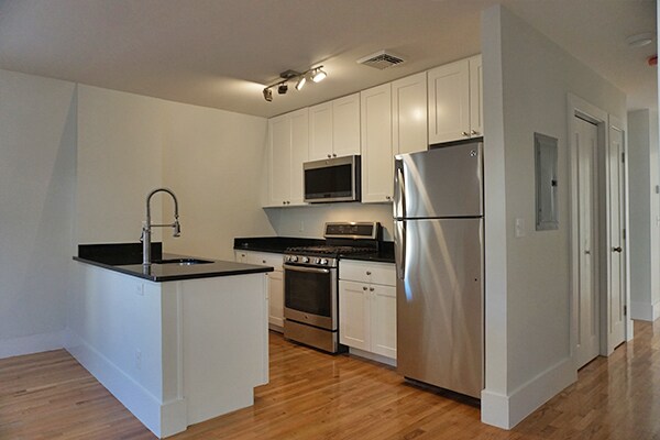 4 Osgood St, Unit 3 in Somerville, MA - Building Photo - Building Photo