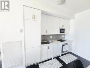 297 College St in Toronto, ON - Building Photo - Building Photo